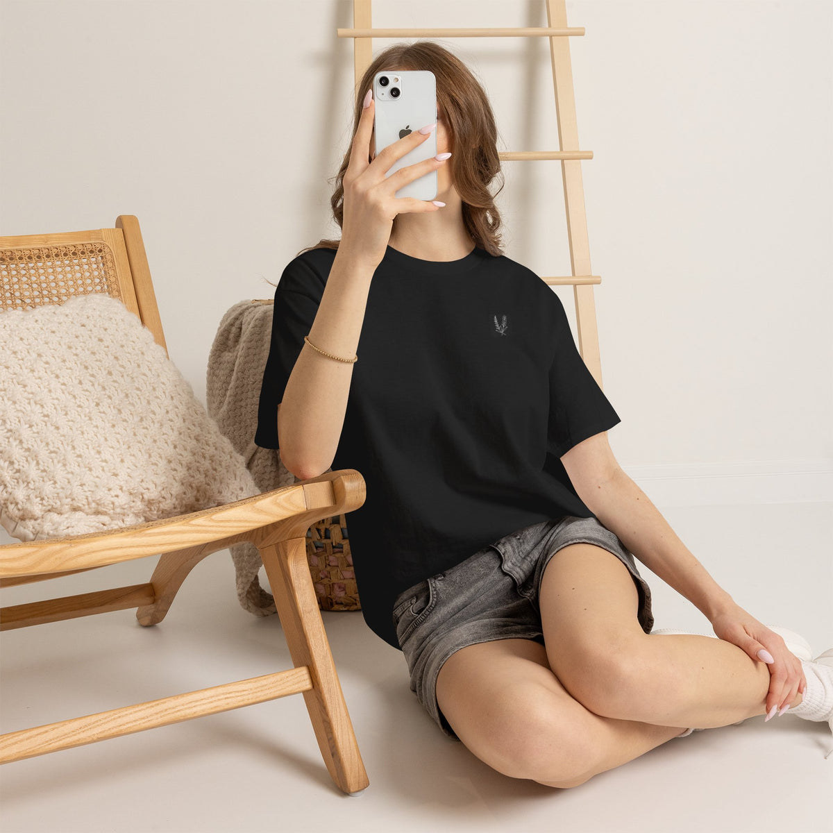 Minimal Laurel Chest Logo Tee — Classic White Cotton T‑Shirt